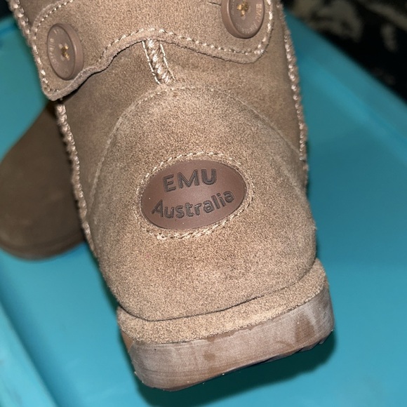 New Emu Australia Boots with back button decor - Picture 6 of 13